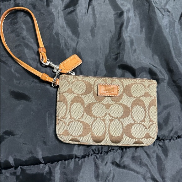 Classic Coach Wristlet pre owned in amazing shape for age​ - Picture 2 of 4